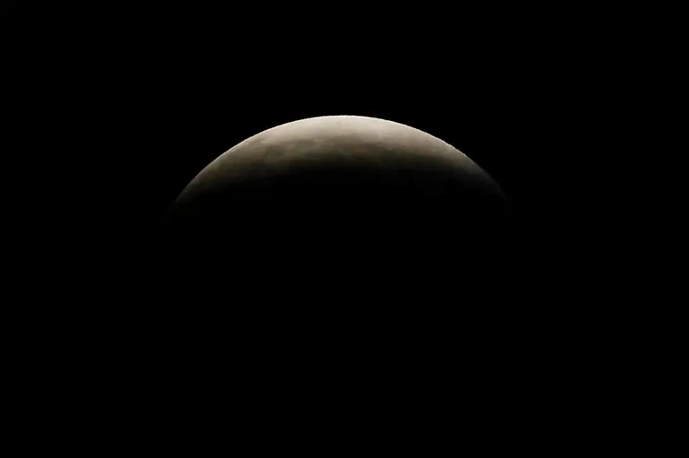 epi_1065793743_REUTERSFOTO_2026-08-28T044502Z 1985285900 RC2G7NATKRTY RTRMADP 3 LUNAR-ECLIPSE-BRAZIL.JPG_The moon during a pa